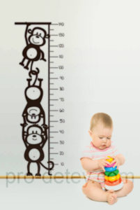 Ребенок 6 месяцев сидит рядом с ростометром