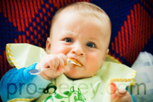 Ребенок (по возрасту) ест с ложки